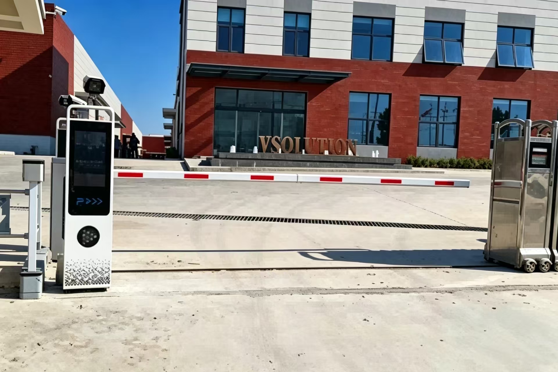 Устали от сбоев сервера у ворот? Встречайте камеру ANPR ZOJE